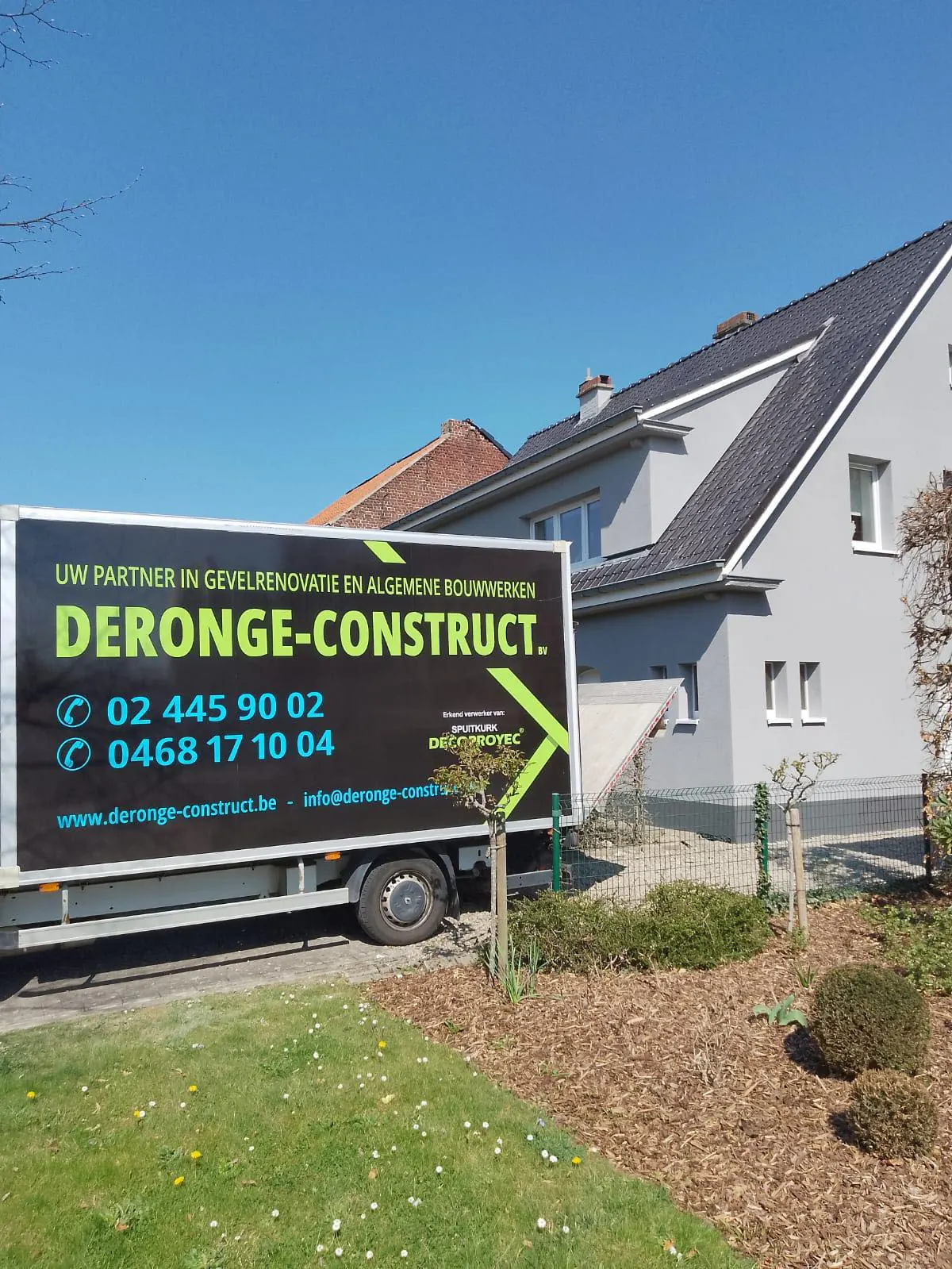 Bestelwagen van Deronge Construct bij een gerenoveerde woning
