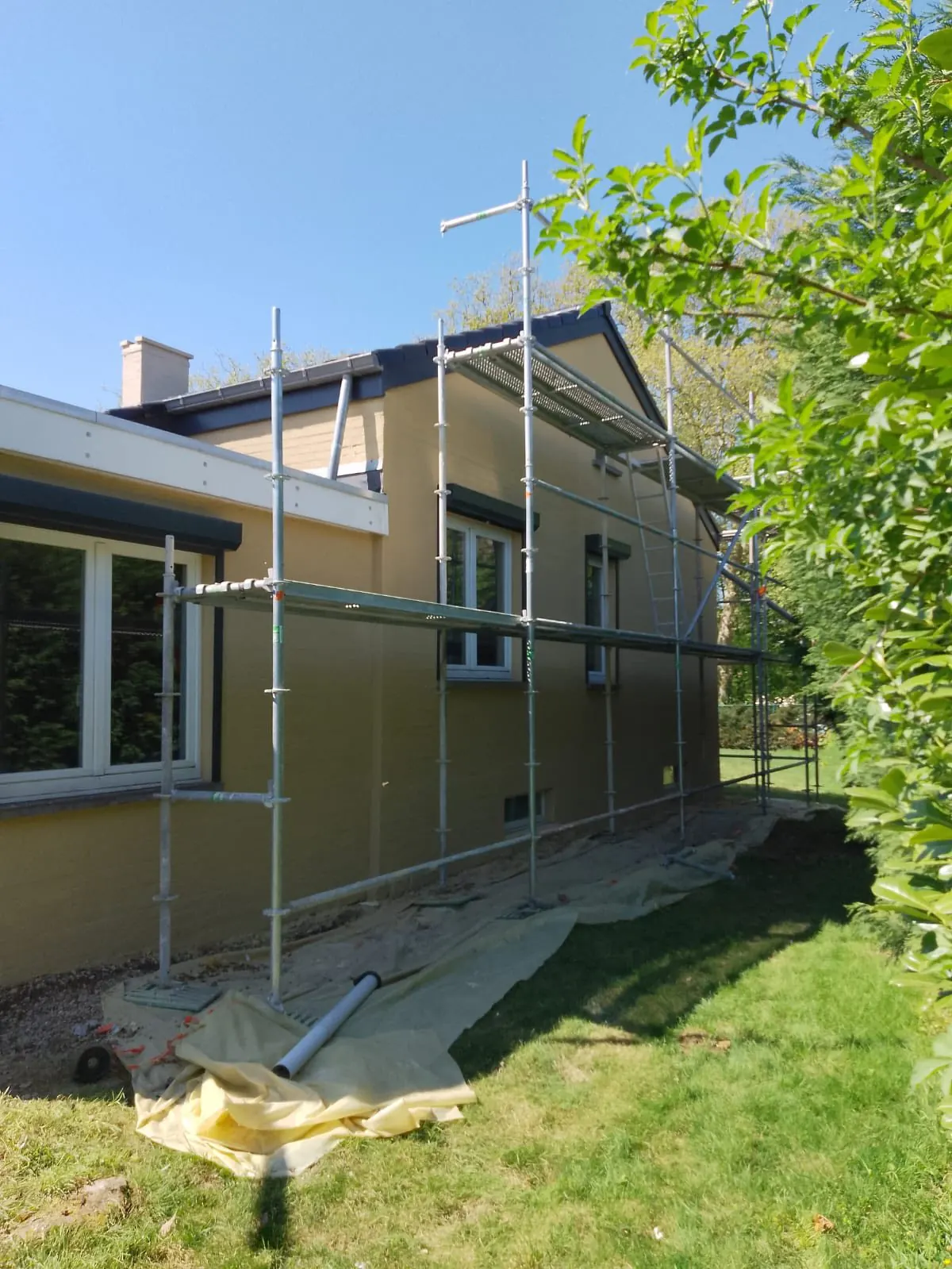Woning afgewerkt met licht gele kurkverf