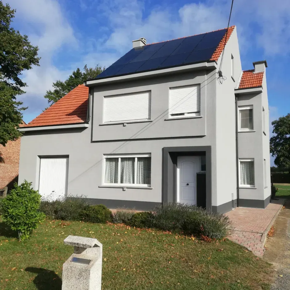 Gevelrenovatie van woning met grijze spuitkurk
